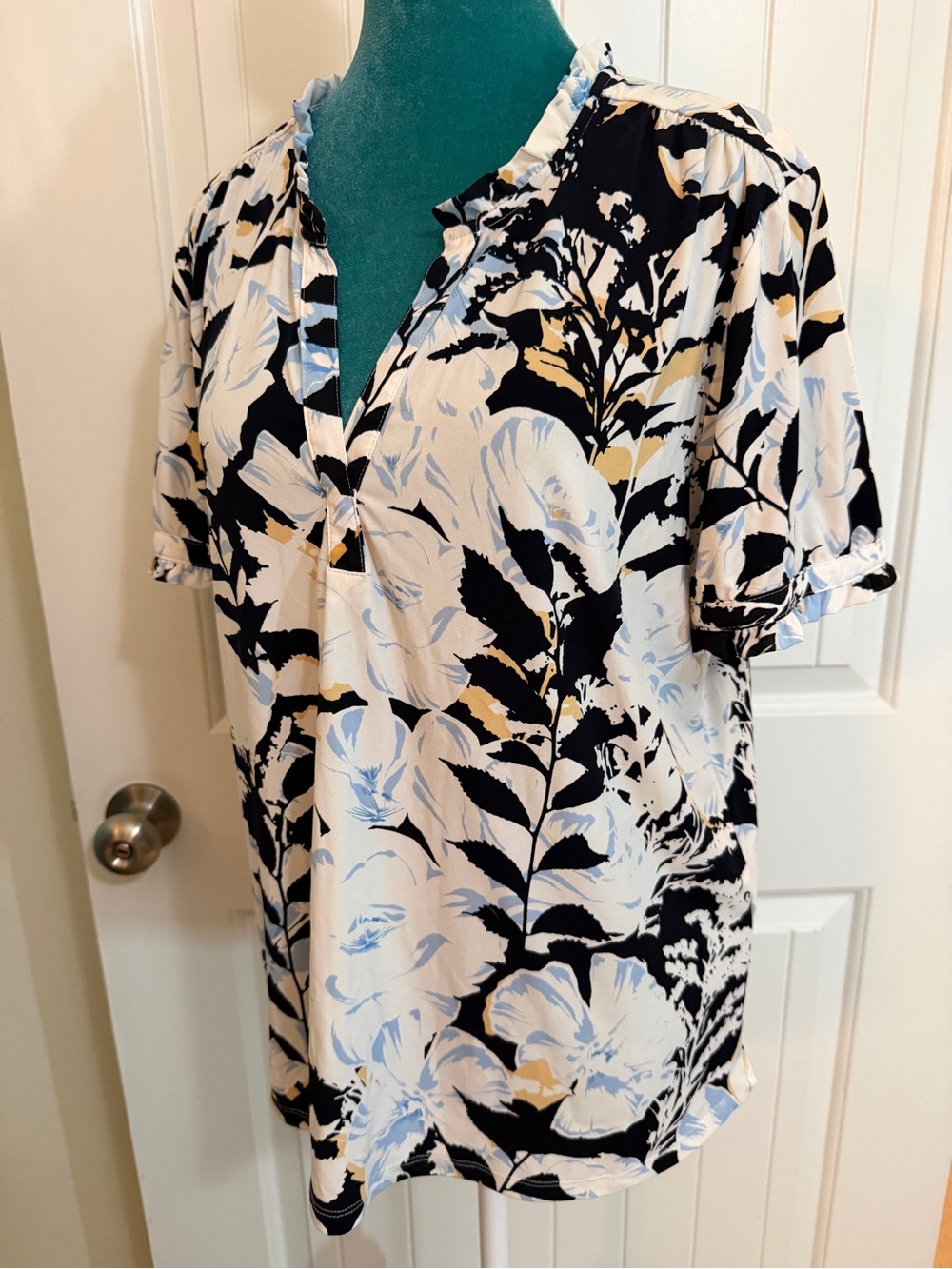 Karl Lagerfeld Floral Short Sleeve V-Neck Top in Light Blue, Black, Cream Sz Lg